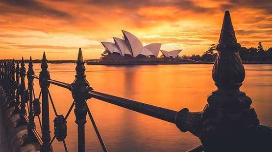 Das Opernhaus in Sydney im Sonnenuntergang.