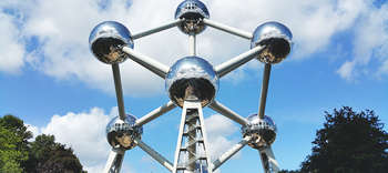 Bachelor Bauphysik Ein stählernes Kontrukt aus der Vogelperspektive Fotografiert. Das Konstrukt verbindet durch röhrenartige Stäbe sechs Metallkugeln miteinander.