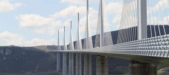 Bachelor-Studiengänge im Bereich Ingenieurwissenschaften Das Bild zeigt das Viaduct von Millau. Dabei handelt es sich um eine eine Schrägseil-Brücke aus weißem Stahl und mit einer Länge von über 2400 Metern.