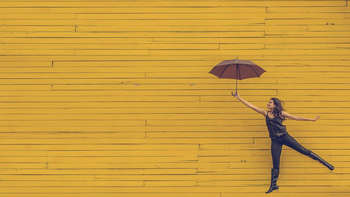 Auf und davon! Fliegen mit Regenschirm.