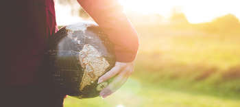 Hochschulen im Ausland Ein Mädchen hält eine Weltkugel im Arm.