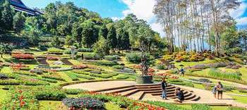Bachelor Gartenbau Ein paradisischer Garten mit zahlreichen Blumenanlagen, märchenhaften Steintreppen und Terassen.
