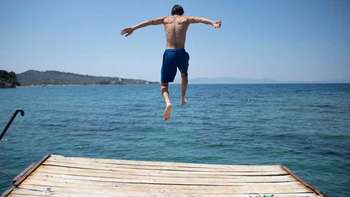 Trau dich, einer muss der Erste sein. Ins Wasser springen.