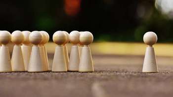 Mobbing in der Schule Schachfiguren.