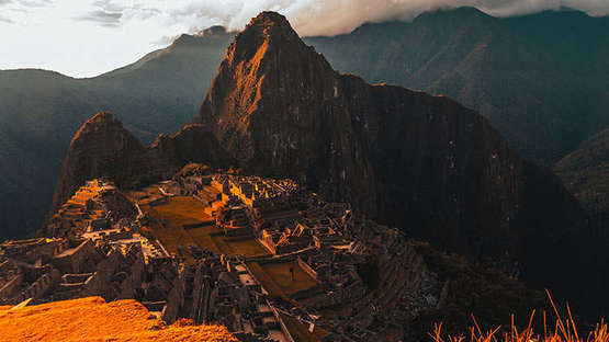 Die Ruinenstadt Machu Picchu in der Abenddämmerung.