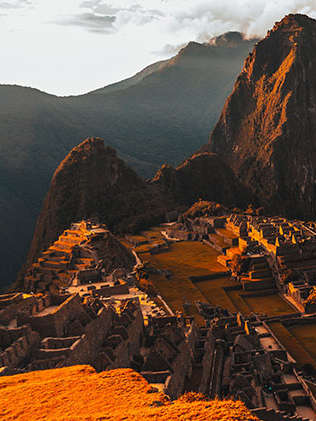 Die Ruinenstadt Machu Picchu in der Abenddämmerung.