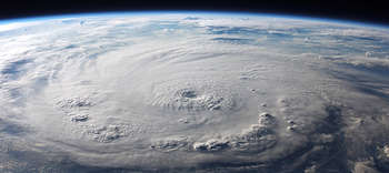 Bachelor Geowissenschaften Eine Luftaufnahme der Erde aus dem Weltraum, weit über den Wolken. Zu sehen ist ein Ausschnitt der Erde, der dicht mit Wolken bedeckt ist.