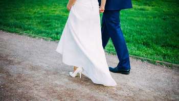 Der perfekte Dress für den Abschluss. Anzug und Kleid? Darauf kommt's an!