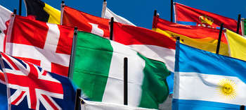 Sprachwissenschaften Ausschnitt von Flaggen verschiedener Länder.