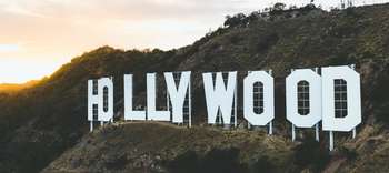 Bachelor Filmwissenschaften Ausschnitt des Hollywood-Signs im Sonnenlicht.