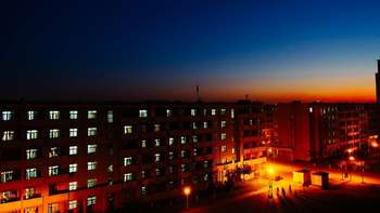 Im Wohnheim ist eine Menge los. Gebäude im Sonnenuntergang.