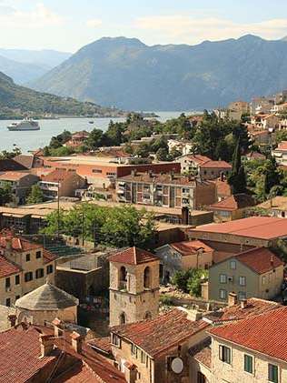 Die Stadt Dubrovnik aus der Luft fotografiert. Im Hintergrund die Berge. 