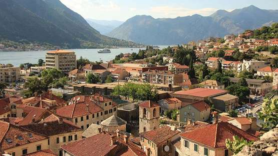 Die Stadt Dubrovnik aus der Luft fotografiert. Im Hintergrund die Berge. 