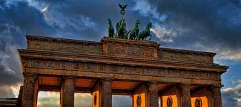 Hochschulen in Deutschland Das Brandenburger Tor bei Abenddämmerung.