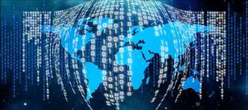 Informatik Das Bild zeigt eine Darstellung von einer Weltkarte, auf der sich zahlreiche Zahlencodes befinden. Die Zahlen sind auf der Weltkarte in einer ründlichen Form angeordnet, sodass die Illusion einer Weltkugel entsteht. Die dominierende Farben sind hell- und dunkelblau.