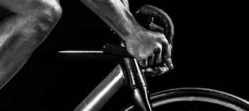 Bachelor Sportmanagement Nahaufnahme in graustufen von einer Person auf einem Sportrad.