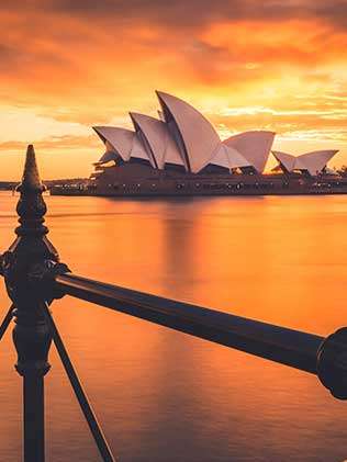 Das Opernhaus in Sydney im Sonnenuntergang.