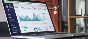Marketing Das Bild zeigt einen aufgeklappten Laptop mit einem dargestellten Kurvendiagramm.