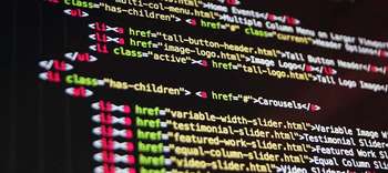 Bachelor Wirtschaftsinformatik Eine Nahaufnahme von bunten HTML-Codes auf einem schwarzen Hintergrund. Die Codes sind bunt gehalten, in den Farben grün, pink, gelb und weiß.