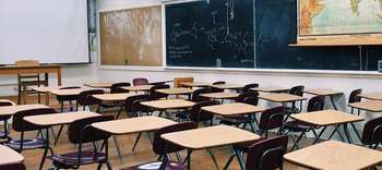 Bachelor Gymnasiallehramt Ausschnitt eines Klassenzimmers mit EInzeltischen. Auf der Tafel sind Strukturformeln aus der Chemie gezeichnet.