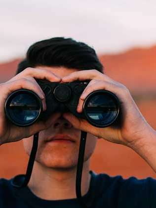 Blick durchs Fernglas.