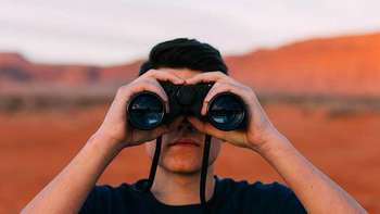 Auf der Suche... Blick durchs Fernglas.