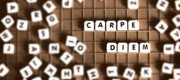 Latein Abbildung des lateinischen Spruchs "Carpe Diem".