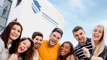Eine Gruppe Studierende vor der FH Wiener Neustadt
