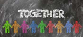 Bachelor Sozialarbeit Kreidezeichnung auf einer Tafel. Zu sehen sind neun bunt gemalte und nebeneinander stehende Personen, deren Hände sich berühren. Über den Personen groß geschrieben das Wort TOGETHER.