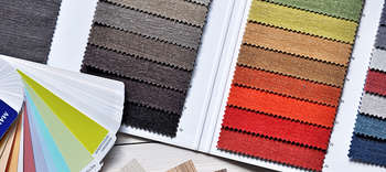 Bachelor Textilmanagement Ausschnitt von Stoff- und Farbpaletten in verschiedenen Farben.