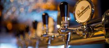 Bachelor Brauwesen Eine Nahaufnahme von einem glänzend polierten Zapfhahn.