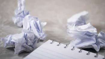 Verschiedene Mottos überdenken Papierknollen.