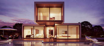 Bachelor Innenarchitektur Ein modernes luxuriöses Wohnhaus in minimalistischem Stil, bestehend aus drei kastenförmigen Gebäuden mit einer Glasfront. Das Bild zeigt die Gartenseite des Hauses, mit einem großen Pool sowie mehreren Sitzecken. Der Himmel ist violett und das Gebäude von innen beleuchtet. Das Bild spielt im Abend.