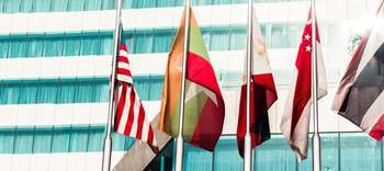 Bachelor Internationales Recht Nebeneinander die wehenden Flaggen von Liberien, Myanmar, den Phillipinen, Singapur und Thailand.