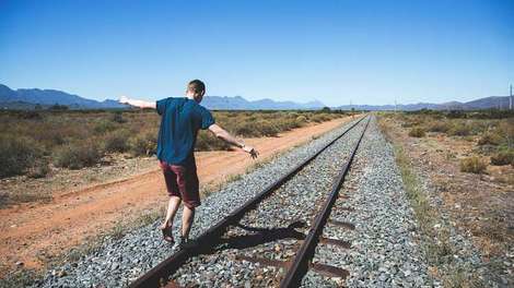 Zwischen zwei Spuren.