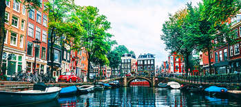 Niederlandistik Abbildung eines niederländischen Kanals, auch Gracht genannt.