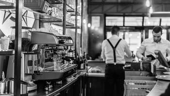 Geld fürs Studium verdienen im Nebenjob. Getränke servieren in der Bar.