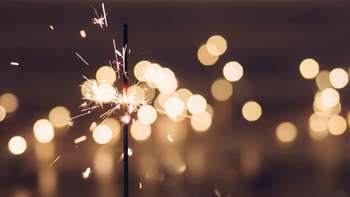 Mit Lerntipps und Co. zum Erfolg im neuen Jahr Nahaufnahme einer angezündeten Wunderkerze.