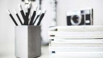 Gestaltung der Abizeitung. Stifte und Magazine.