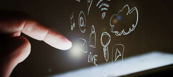 Kommunikationsmanagement Auf dem Bild ist eine Hand zu sehen, die auf verschiedene Zeichnungen zeigt.