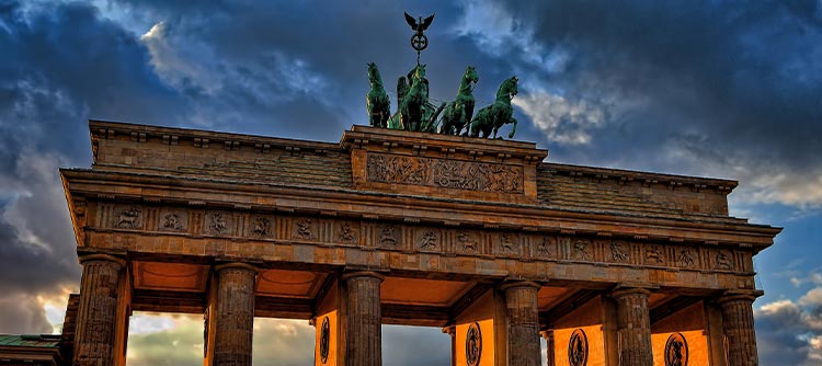 Hochschulen in Deutschland Das Brandenburger Tor bei Abenddämmerung.