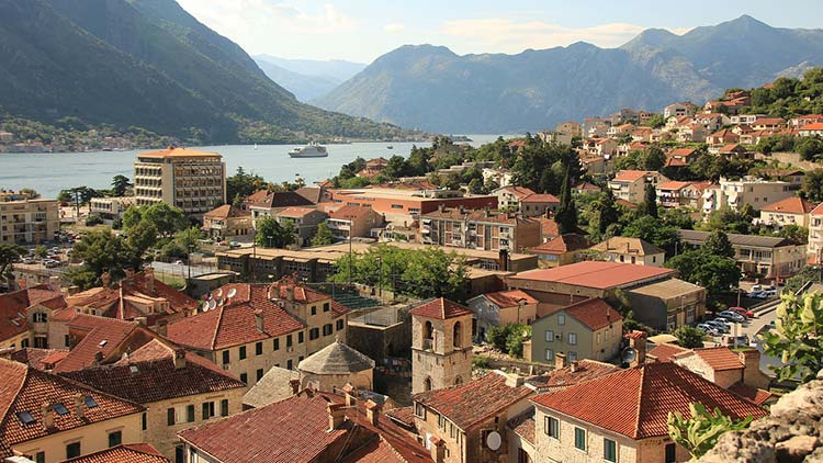 Sommer, Sonne, Städtetrip Die Stadt Dubrovnik aus der Luft fotografiert. Im Hintergrund die Berge.
