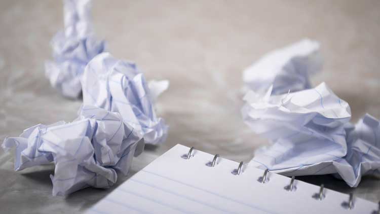 Verschiedene Mottos überdenken Papierknollen.