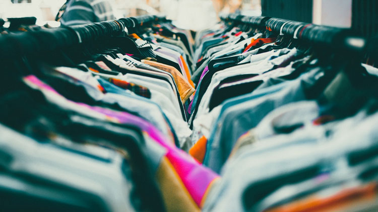 Welche Farbe soll's denn sein? Abishirts am Bügel.