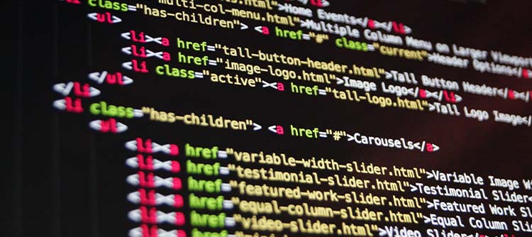 Bachelor Wirtschaftsinformatik Eine Nahaufnahme von bunten HTML-Codes auf einem schwarzen Hintergrund. Die Codes sind bunt gehalten, in den Farben grün, pink, gelb und weiß.