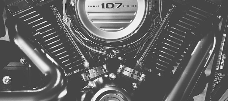 Bachelor Fahrzeugtechnik Eine Nahaufnahme des selbernen Motors einer Harley-Davidson. Auf dem Motor der Schriftzug: CUBIC 107 INCHES.