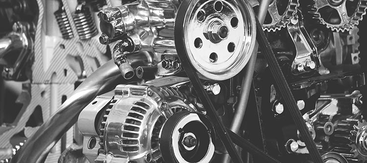 Bachelor Ingenieurwissenschaften Das Bild zeigt eine Nahaufnahme eines Motors. Dieser ist in einem glänzenden Silber gehalten.