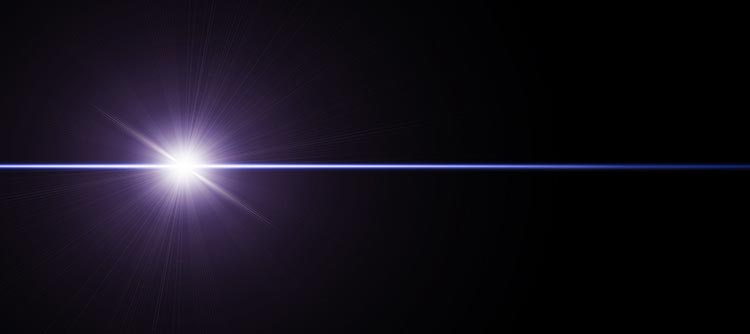 Bachelor Physik Ein heller Lichtpunkt auf dunklem Hintergrund. Ein Lichtstrahl, der von dem Lichtpunkt ausgeht, teilt das Bild in Ober- und Unterhälfte.