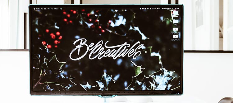Bachelor Kommunikationsdesign Ausschnitt eines eingeschalteten Tablets. Auf dem Bildschirm die Aufschrift: BE CREATIVES.