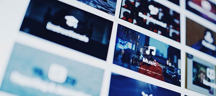 Medien Auf dem Bild sind mehrere kleine Fotos zu sehen, die mediale und künstlerische Elemente wie einen Notenschlüssel beinhalten.